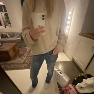 Jeans med fickor fram - Säljer skit snygga jeans från vero moda med coola fickor där fram! Skriv för fler bilder & frågor! Pris kan diskuteras 