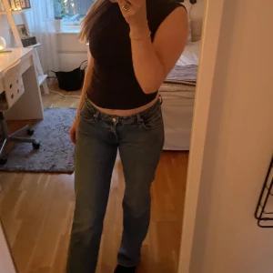 Weekday jeans - Säljer nu mina weekday jeans!💓 De har ett liten hål där nere vid smalbenet men som är enkelt att sy ihop. De är även ett snöre runt midjan ifall man vill spänna dem. Jag bär i vanliga fall strl 34/36 Jag är 163 cm lång💓skriv för fler bilder💓nypris: 600kr