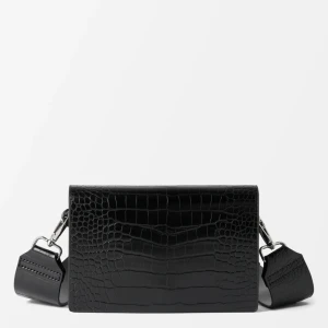 Carin Wester väska - Säljer denna crossbody väska ifrån carin wester eftersom den inte används mer, har inga defekter och är precis som i nyskick ❤️ Nypris 500!