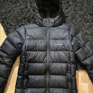 Peak performance jacka st 170 - Fint skicka säljer pga den är för liten. Passade bra på mig när jag var 175.