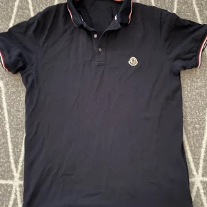 Moncler piké  - Säljer nu min mörkblåa moncler pike eftersom att jag har tröttnat på den. nypris 2600kr säljes för 700 Pris kan diskuteras vid snabb affär. 