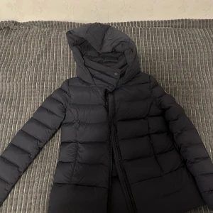 Colmar vinterjacka!!  - Nu säljer jag min fina colmar vinterjacka. Den är självklart äkta och köpt för över 2000kr. Det finns inte att hitta längre. Den är i storlek 34-36 skulle jag vilja säga och är så varm och fin. Den har så fin passform och är ganska mörk blå i färgen.  💞 