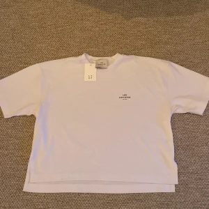 Les Coyotes De Paris t-shirt - Säljer denna vita Les Coyotes De Paris t-shirt eftersom den är för stor. Aldrig använt, har prislappen kvar och är i nyskick💗