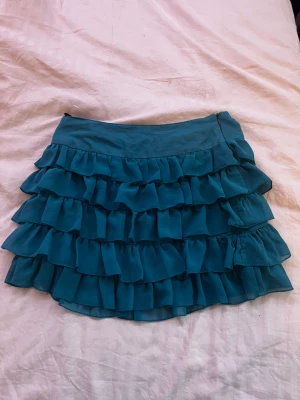 Kjol - Säljer denna super fina lågmidjade blå kjolen då den är för liten för mig 