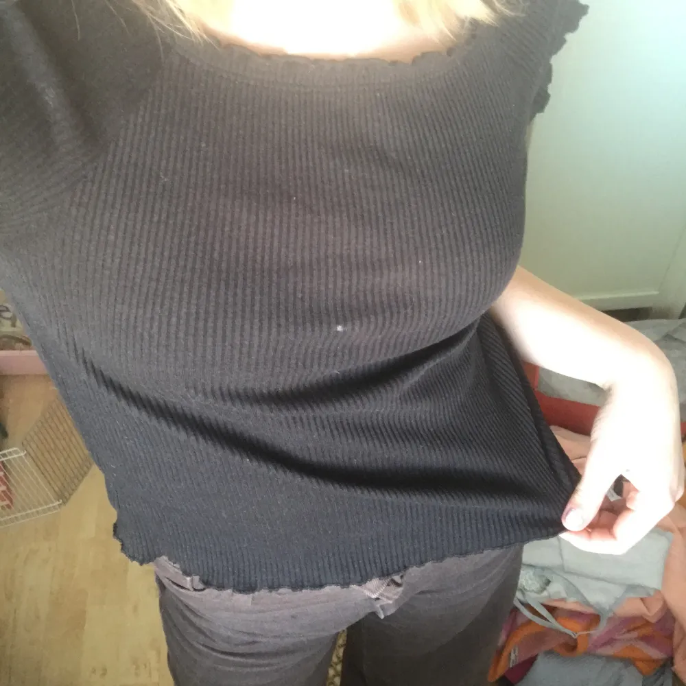 Fin svart tröja från Lindex tror jag :) säljer pga inte riktigt min stil . Toppar.