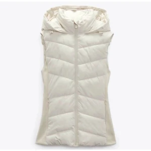 Zara väst - Jätte fin väst från zara, använd ett fåtal gånger. skriv privat för fler bilder (lägger ut igen pga oseriösa köpare) ❤️TYRCK INTE PÅ KÖP NU!!!!!