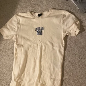 Tshirt - Säljer min gräddvita Tshirt från Urban outfitters!