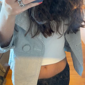 Trekvartsärmad jacka - Jättefin trekvartsärmad jacka från mango! Många fina detaljer på både utsidan och insidan!!❤️