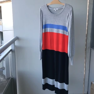 Lång tunna (klänning, lin)  - Lätt använt skön lång lin eller klänning, passar till våren och hösten, lätt använt, fint skick som ny , kan skicka grattis via post men finns i Uppsala 