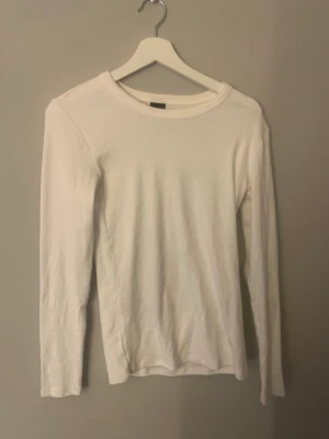 Långärmad vit tröja  - En långärmad vit tröja  Aldrig använd!