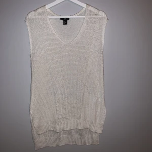Stickad väst - Stickad väst i crèmevit färg strl S, från H&M. Köptes för 299 kr.