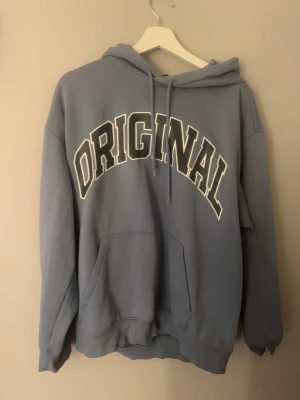 Hoodie med tryck  - En blå hoodie med tryck  Använd fåtal gånger 