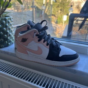 Jordan 1 - Mina knappt använda jordans, jättefina till sommaren💓 Pris kan diskuteras, kom privat om ni har frågor eller vill ha mer bilder💗