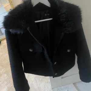 Jacka - Vårjacka med fake päls. Inte så tjock så passar perfekt till våren! Liknar meotines jacka. Nästintill oanvänd 
