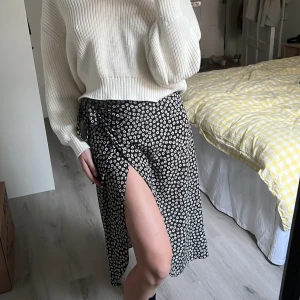 Omlottkjol - Jättefin omlottkjol med blommor på🌼