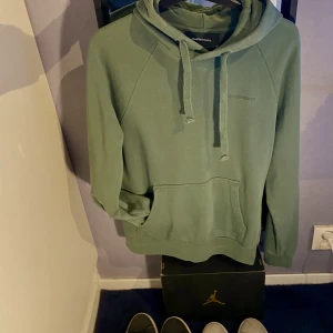 Peak performance hoodie - Köpt på MQ för 1200 inga fläckar eller hål använd ett fåtal gånger. Färgen på hoodin är som en tvättad grön färg. Mer som första bilden som inte är tagen med blixt