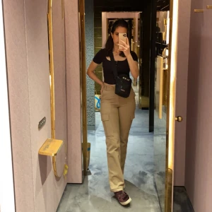 Cargo byxor  - De perfekta cargo byxorna! Midjan och rumpan blir snatched, sen faller de perfekt över skorna. Jag är 173 och de hade till och med passar någon som är lite längre än mig, även de som är kortare än mig :) Köps de inte innan 27/4 slängs de