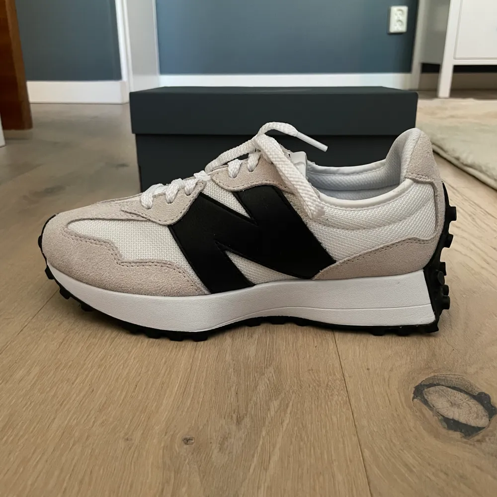 Helt nya new balance skor i modellen 327. Storlek 40.5. Säljer då dem var för små. Dem är små i storleken!!! Frakt tillkommer 💞. Skor.