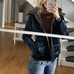 Romeo Gigli jacka - Supersnygg Romeo Gigli jacka i metallic mörkblå och guld🌸ny pris ca 3000