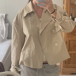 Kort trenchcoat  - Säljer denna korta trenchcoat i storlek S😇 använd 1 gång
