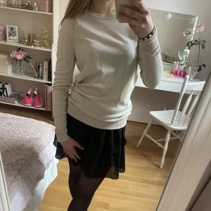 Beige stickad tröja  - Så söt beige stickad tröja💘 Passar till allt! Säljer då den inte kommer till användning längre💗Tröjan är använd och därmed lite nopprig, men det går lätt att ta bort med en noppbortagare eller rakapparat. Pris kan diskuteras vid snabb affär!💞