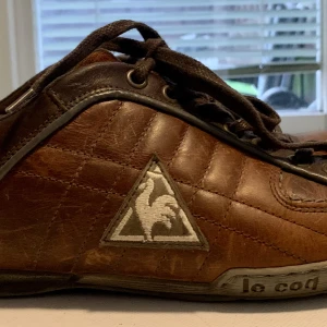 le coq sportif -skor - Äkta läder, innermått 29 cm dock är hälen lite vadderad så jag skulle säga cirka 28-29 cm. Superfint skick!