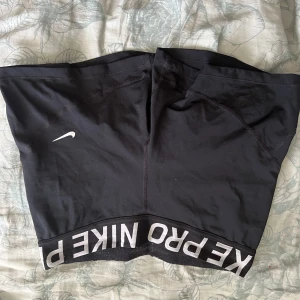 Nike pro shorts - Säljer mina nike shorts då jag har dessa i den längre modellen. Shortsen är i stl L men skulle säga att den är åt det mindre hållet dock stretchiga! Nypris 429