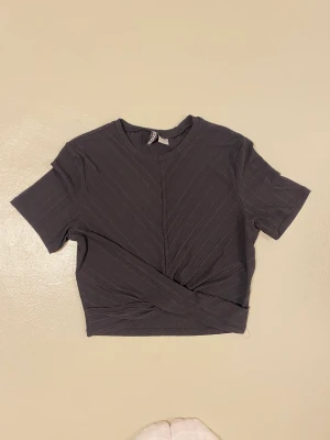 Topp - Enkel svart tröja till sommaren med en vikning på framsidan. Storlek M😊