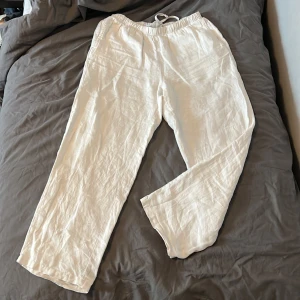 LINNEBYXOR  - LINNEBYXOR FRÅN WEEKDAY 9/10 skick, Nypris 650, säljer dem endast för att jag har köpt ett annat par 