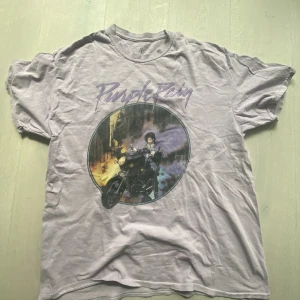 Baggy t-shorts  - En baggy shirt från brandy Melville💗Säljer pga att den inte används längre men den har använts fålltal gånger💓Den är jätte skön och enkel att sätta på sig efter man har varit och badat💓Dock har den två små hål som man kanske på sista bilden💗köptes för 300