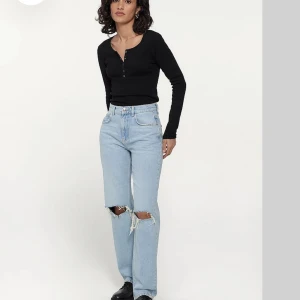 Jeans - Säljer mina jeans med hål från gina, använd fåtal gånger🤍