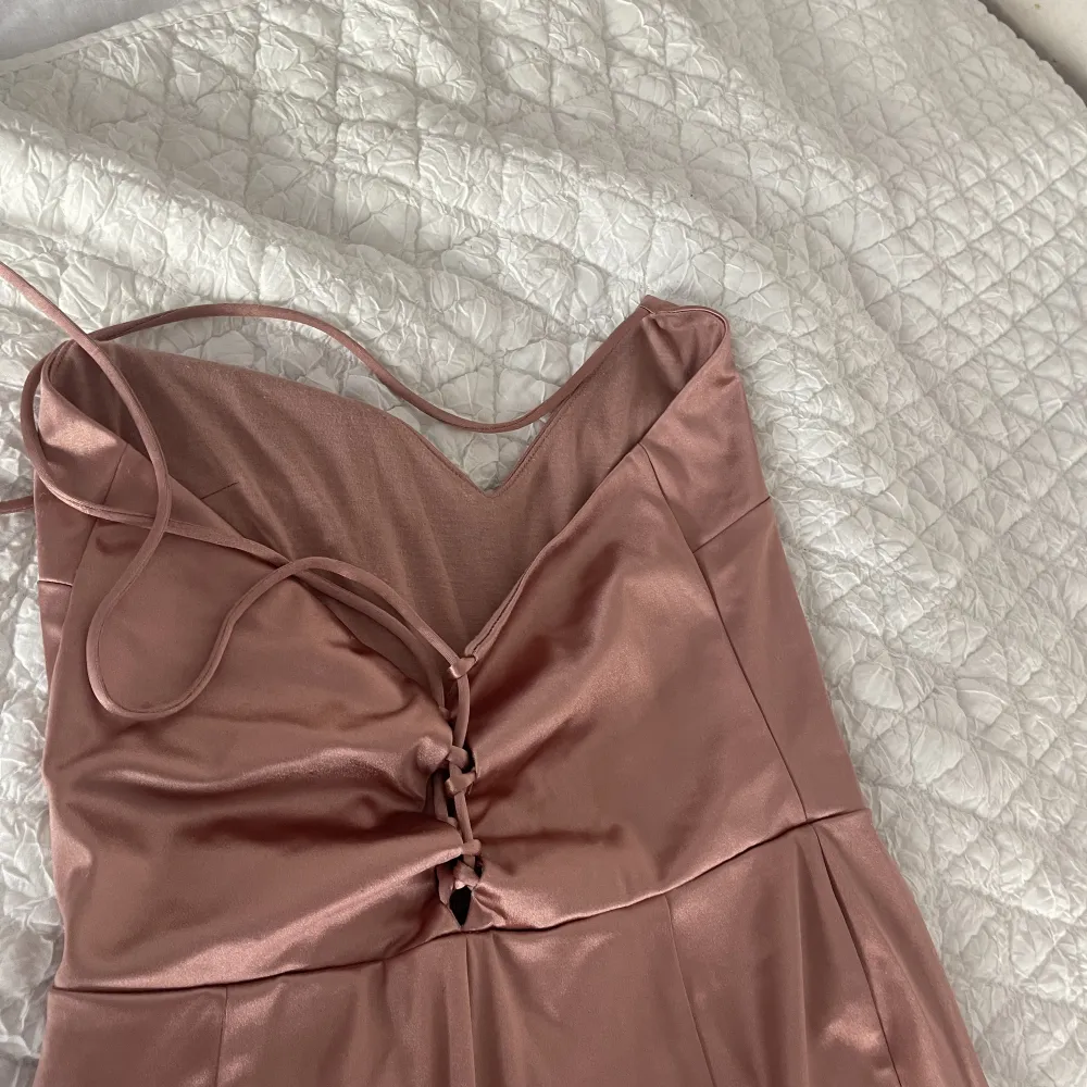 Pink satin dress HnM size 38 long thin straps tied in the back. Slit in the back. Perfect for prom or fancy dinner. Stretchy material . Klänningar.