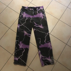 Jaded London Lightning Jeans  - Kommer ej till användning så därför säljs de.  Lite slitna längst ner men gör dem ännu snyggare.  Storlek 30 och passar perfekt på mig som e runt 175 Vid köp så sker köp via ”köp nu” funktionen
