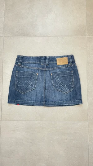 Lågmidjad kjol  - En cool jeans kjol i storlek 38 med snygga fickor! Bra kvalite och sitter baggy och lågmidjat på mig som har 34/36💓