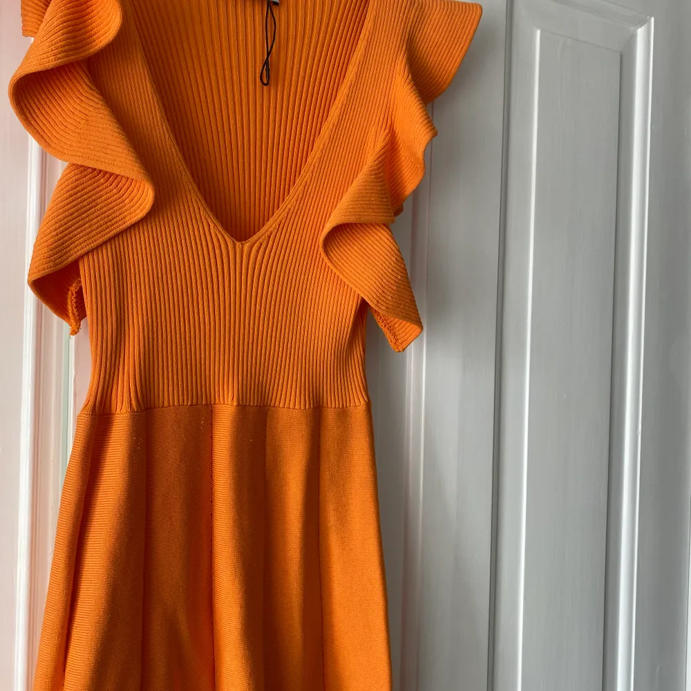 Orangefärgad klänning ifrån zara, aldrig använd i storlek s. Klänningar.