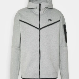 Nike Tech fleece kofta - Bra skicka, säljer pågrund av att den aldrig används Frakten ingår inte i priset🤍