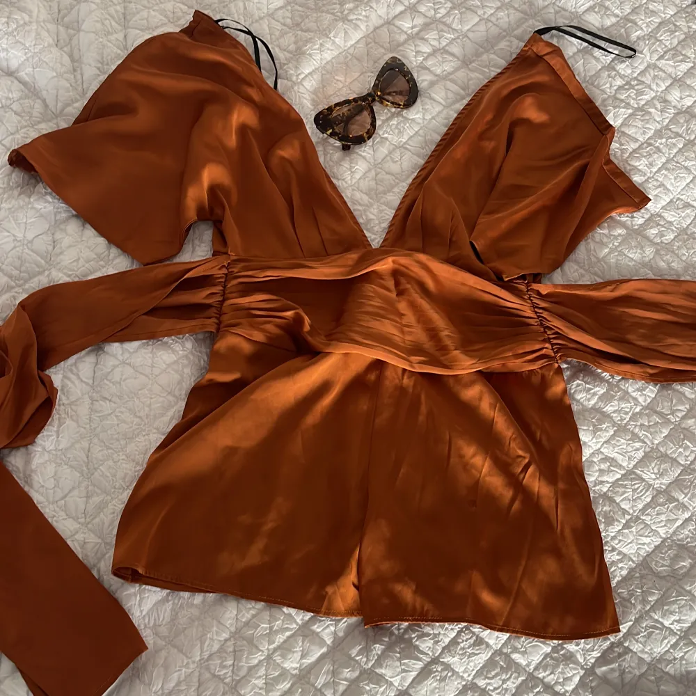Bronze color forever21 romper/ jumpsuit. One piece. Shorts. With zipper and button. Very flattering ties at the waist for hourglass shape. Very good condition . Shorts.
