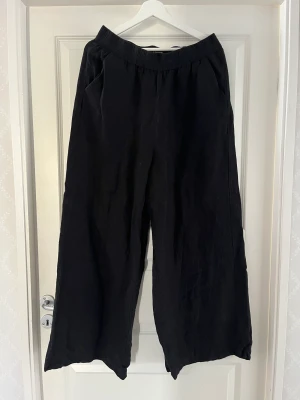 Linnebyxor - Vid linnebyxa med hög midja från Lindex. Nyskick, endast använd vid ett fåtal tillfällen! Färg: svart 🖤 Strl: M Nypris: 400kr Pris: 150kr + spårbar frakt!