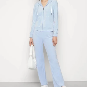 Mjukisset  - Säljer mitt jätte fina mjukisset från Gina. Tröjan är i storlek M men passar jätte bra som S då jag brukar ha den storleken. Knappt använt och i bra skick. Skriv privat för frågor eller fler bilder🤍