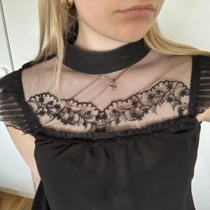 Blus, twentyone strlk S💞 - Säljer min jättefina blus från twentyone i strlk S! 💓 Så sjukt fin till sommaren med söta detaljer och luftigt material🦋 går att klä upp och ner 🫶 skriv för frågor/ fler bilder 💓S men funkar fin fint för M också