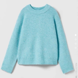 Zara stickad turkos tröja - Säljer en av mina favorittröjor pga att den blivit för liten. Tröjan är i storlek 164 ifrån Zaras barnavdelning, men jag upplever att den passar xs/s beroende på hur man vill att tröjan sitter. Sparsamt använd och i väldigt bra skick! Köptes för 229kr💗 