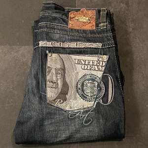 Ruthless Art Jeans - Sjukt coola Ruthless Art jeans Med galna broderier och sjukt mycket detaljer. Använda mycket försiktigt 2 gånger och har inga teckan på användning. Kom PM för frågor eller fler bilder.