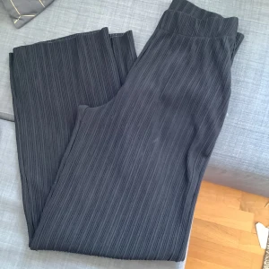 Gina Tricot medium fina byxor ej färgblekta  - Gina Tricot 