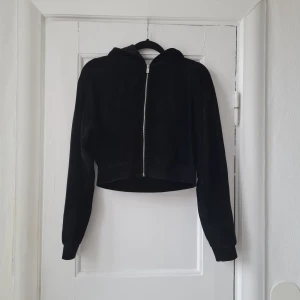 Velour-set - Velour-set i storlek XS från Nelly. Hoodien är croppad. Använt fåtal tillfällen. Pris gäller för hela settet. Nypris 648 för båda.