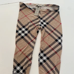 Tights  - Säljer dessa falska Burrberry tights som är några år gamla men i fint skick. 