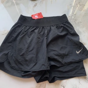 Nike shorts - Shorts + cykelshorts 