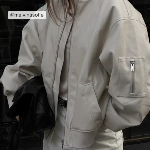 PU jacka  - Slutsåld från NA-KD, köpt för 999 kr. Bilden är lånad . Skriv för egna bilder ❤️‍🔥