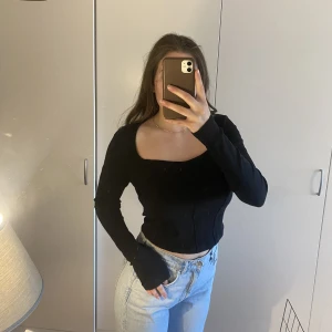 Topp Gina Tricot  - Superfin tröja med långa ärmar från Gina Tricot!  Storlek L, passar både M & L skulle jag säga 🖤