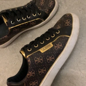 Guess sneakers  - Säljs på grund av för stora för mig, köpta här på Plick. Skriv till mig för fler bilder!  