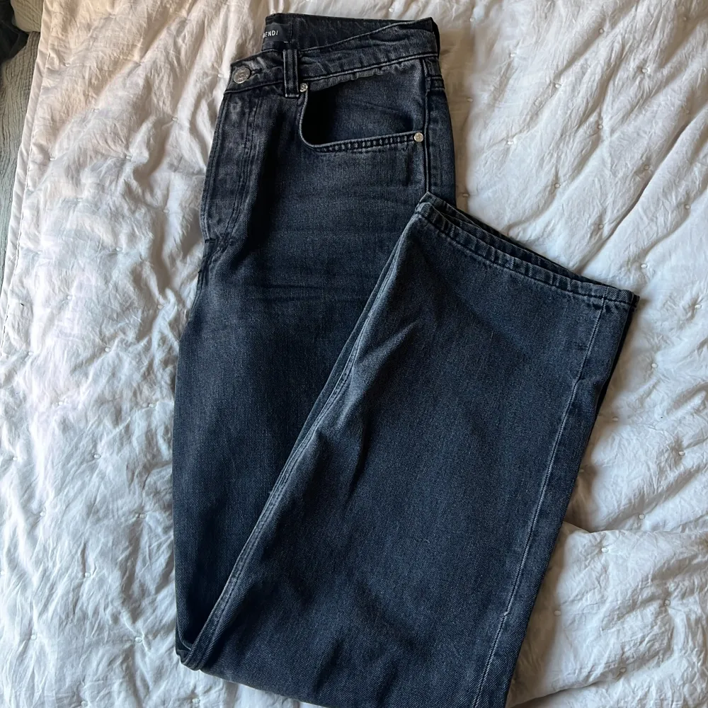 Jeans från amendi. Nypris 1400:- W: 27 L: 32 Använda ett fåtal gånger🖤. Jeans & Byxor.